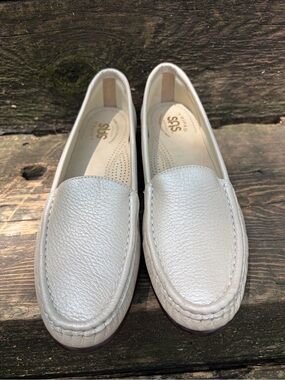 SAS Simplify Pearl Bone Metallic Leather Slip-On Loafers